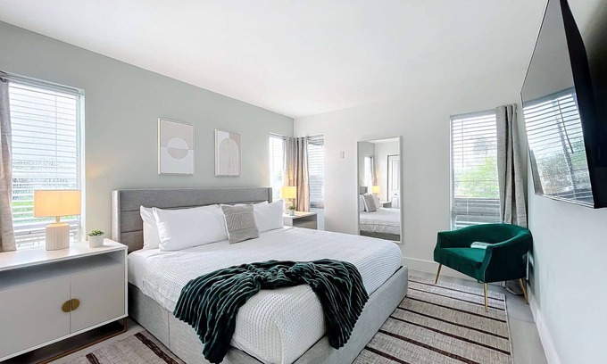 Lauderdale Harbours Condominio | Renovated 2BR with Pool & Modern Amenities