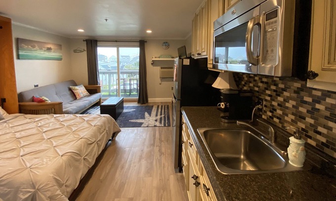 Hampton Condominio | Renovated 2nd floor ocean side studio with a kitchenette 3 Min walk to the beach