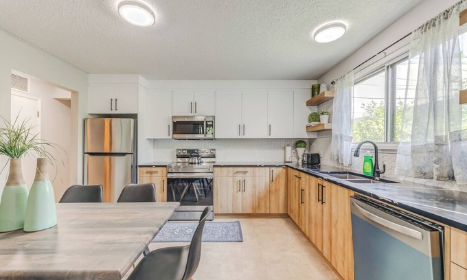 Crescent Heights Apartamento | Renovated 3 bed, 2 bath! Walk downtown, HOT TUB and close to the Airport!