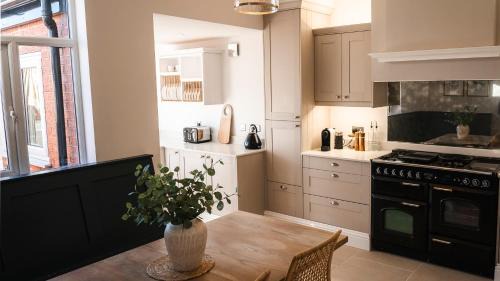 Lowton Casa | Renovated 3 Bedroom House in Lowton Pennington, free parking