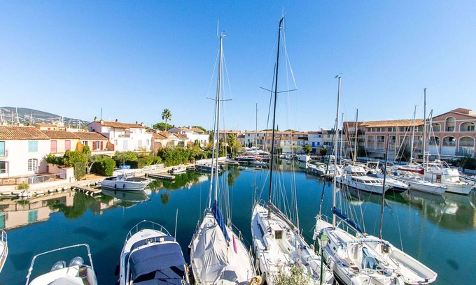 Port Grimaud Apartamento | Renovated 3-room apartment with wide balcony Port Grimaud - WIFI, A/C