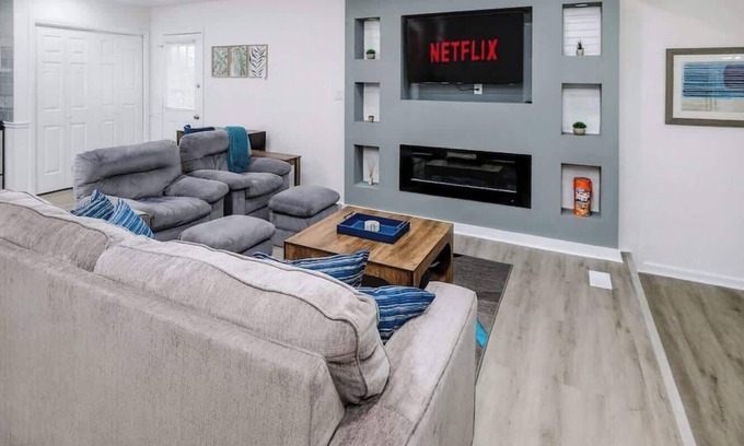 Charlotte Casa | Renovated 3BR - 1 Min to Music Factory - 2 Min to Uptown!