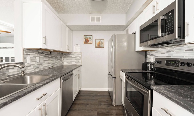 Indian Bayou Condominio | Renovated 3BR 1st-Floor Pool+Gym 1 mi to Henderson Beach 3-Night Min