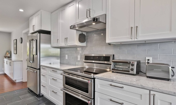 Miraloma Casa | Renovated 4BR/2.5BA Views Quiet large 2200 sq ft
