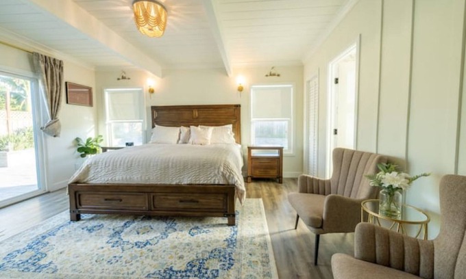 Lake Area Casa | Renovated 5B4B Luxury home @Fremont with King Suite