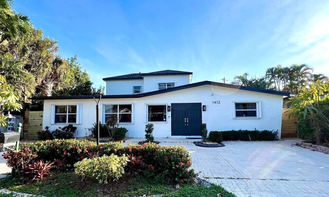 Middle River Terrace Casa | Renovated 5BR/3BA Home w/ Pool