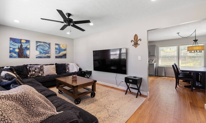 Hikes Point Casa | Renovated 5BR Retreat 2 Living Rooms Sleeps/Dining for 10, Close to major HWY's
