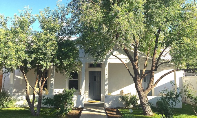 Marfa Casa | Adobe renovado a una cuadra del palacio de justicia de Marfa, frente al hotel Paisano
