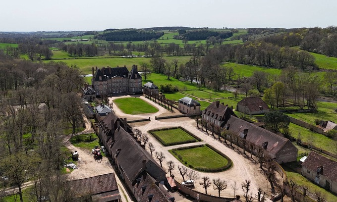 Vallon-en-Sully Casa | Renovated and luxurious Steward's House of stunning castle. Ideal for families.