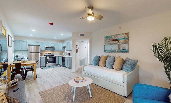 Del Mar Apartamento | Renovated apartment with full kitchen, WIFI and close to beach