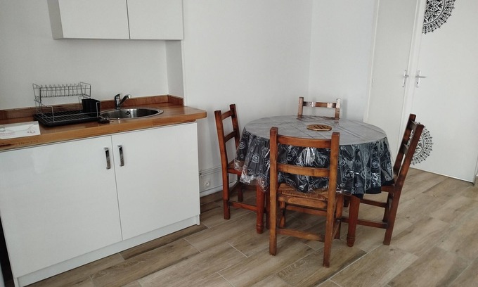 Irancy Casa | Renovated apartment in quiet wine-growing village. 15min from Auxerre.