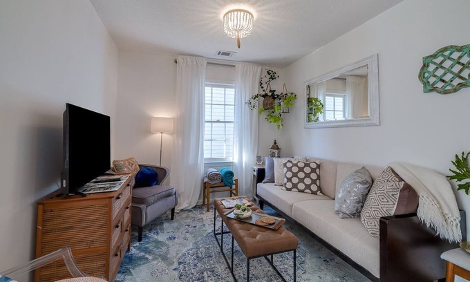 Beach Institute Apartamento | Renovated Apartment Near Forsyth Park, Courtyard, Heated Pool Access