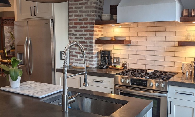 Highlandtown Casa | Renovated Baltimore Rowhome for Professionals