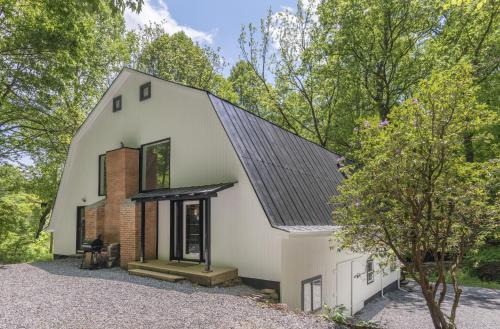 Waynesville Casa | Renovated Barn in the Woods with Hot Tub