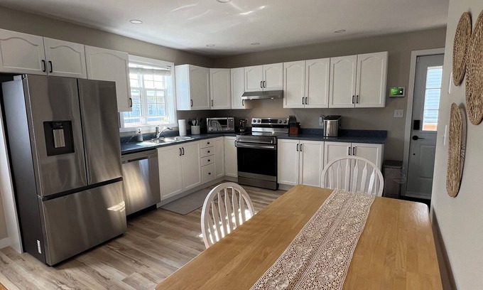 Pointe-du-Chene Cabaña | Renovated Beach Retreat- The Pearl of Parlee!