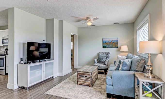Fernandina Beach Casa | Amelia Island- Cabaña renovada frente al mar - ¡A solo pasos del océano!