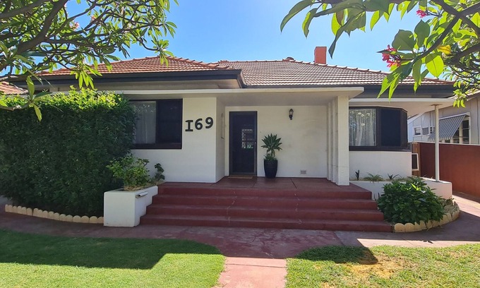 Geraldton Casa | Renovated beauty on Durlacher - Walking distance to all amenities