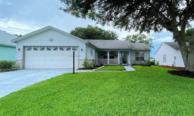 Lady Lake Casa | Renovated! Between Two Squares with Golf Cart !