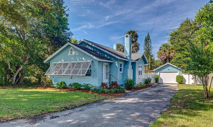 Alto Pino Casa | Renovated bungalow close to the beach with yard, enclosed porch & central AC