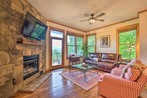 Mountain Air Apartamento | Renovated Burnsville Condo in Gated Community