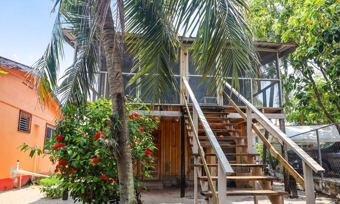 Placentia Cabina | Acogedora cabaña renovada cerca de la playa con porche y hamaca seleccionados