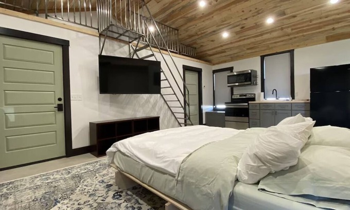 Burlington Cabina | Renovated Cabin between Yellowstone and Big Horn Mountains