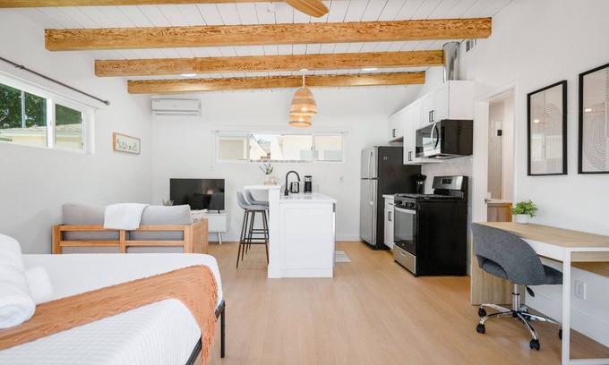 Talmadge Apartamento | Renovated Cali chic studio w/ AC