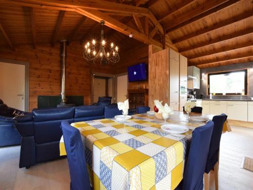 Weris Chalet De Esquí | Renovated chalet near Durbuy, cleaning included
