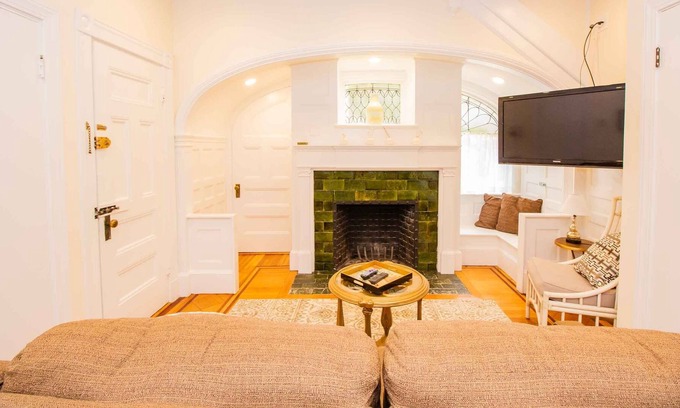 Cleveland Circle Apartamento | Renovado, elegante 1 cama, capacidad para 4 personas, pasos para transitar