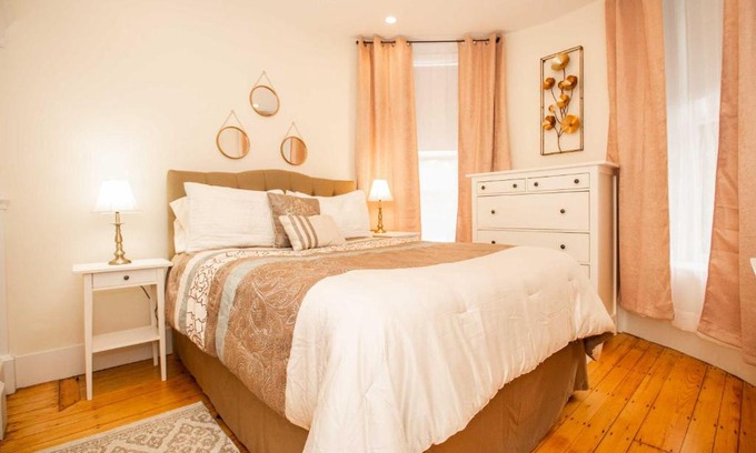 Cleveland Circle Apartamento | Renovated, Chic, one bed, Sleeps 4,Steps to Transit