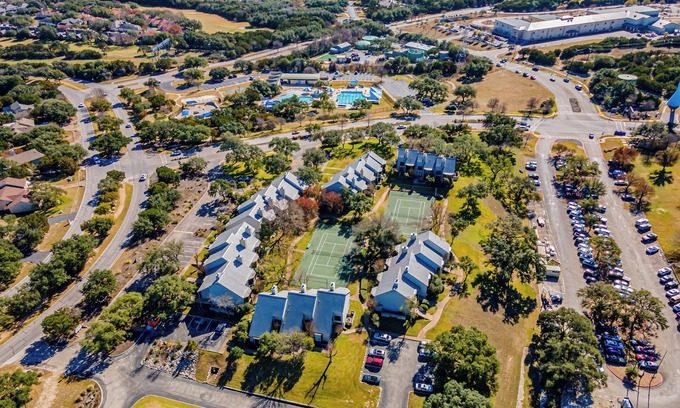 Rough Hollow Condominio | Renovated Condo for a Tranquil Getaway by Lake Travis