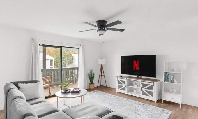Vestavia Hills Condominio | Renovated condo near Samford with full kitchen,W/D, parking and super fast Wi-FI