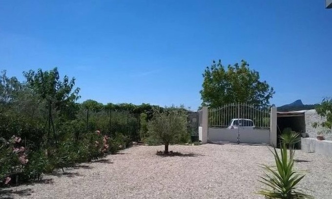 Fontanes Casa | Casa renovada de estilo contemporáneo en un pequeño pueblo, vista de Pic Saint Loup