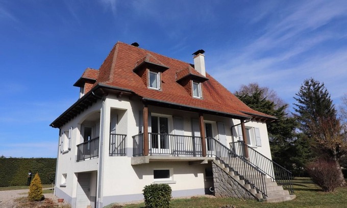Arpajon-sur-Cere Cabaña | Renovated cottage near Aurillac, garden & garage