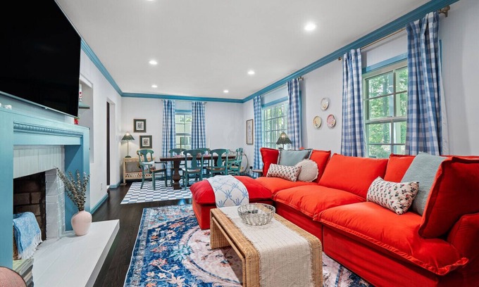 Moreland Hills Casa | Renovated Cottage|Game Room|Fire Pit|Sleeps 8
