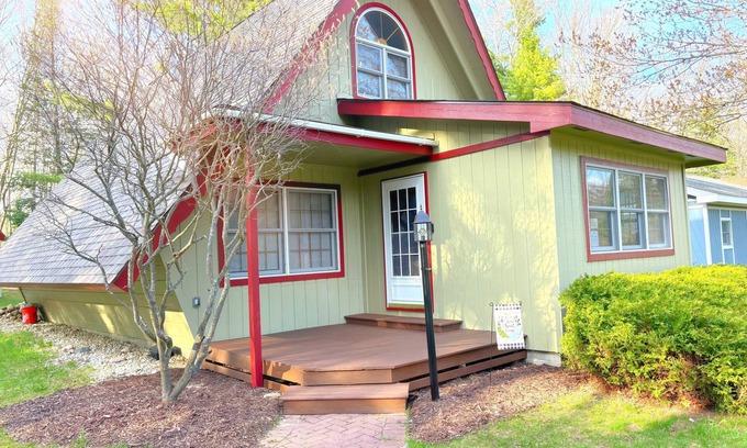 Gaylord Casa | Renovated Cottage- Lakeside Amenities -Strong Wifi-W/D- Fire Pit- Grills
