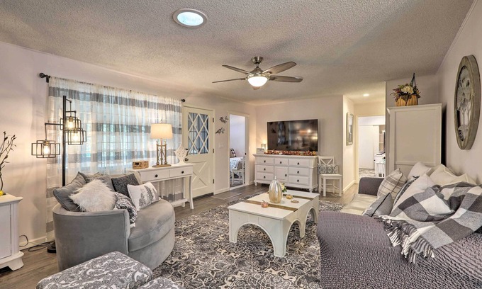 Munds Park Cabaña | Renovated Cottage w/ Fire Pit in Munds Park!
