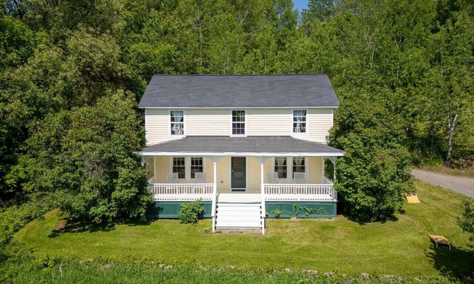 Bloomville Casa | Renovated Country Farmhouse – Private, Pet-Friendly & Family Ready