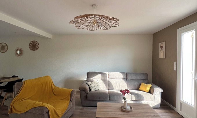Mescoules Casa | Renovated country house close to amenities. Pets welcome.
