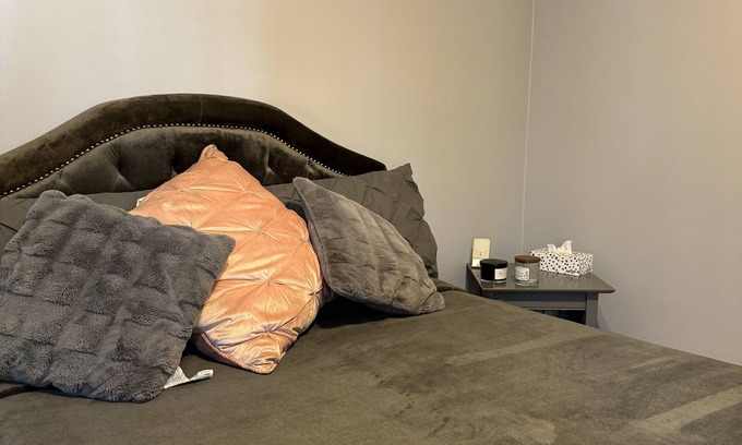 Sherman Oaks Condominio | Renovated ,Cozy chic 2 bedroom condo in heart of Sherman Oaks…