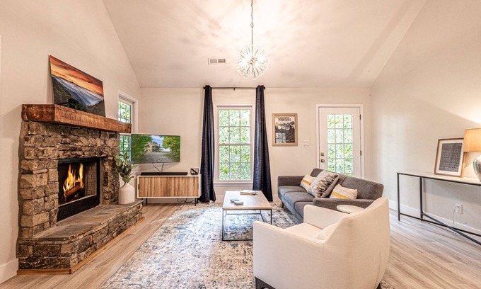 Bryson City Cabaña | Renovated Cozy Cottage in Bryson City! Experience the cool Smokies!