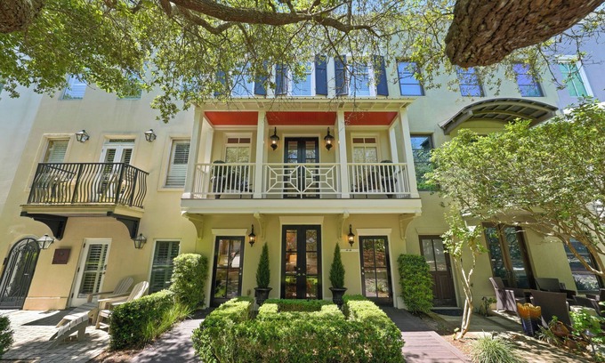 Seaside Condominio | Renovated Designer Townhome in Seaside, FL on Ruskin Park + 2 Adult Bikes!