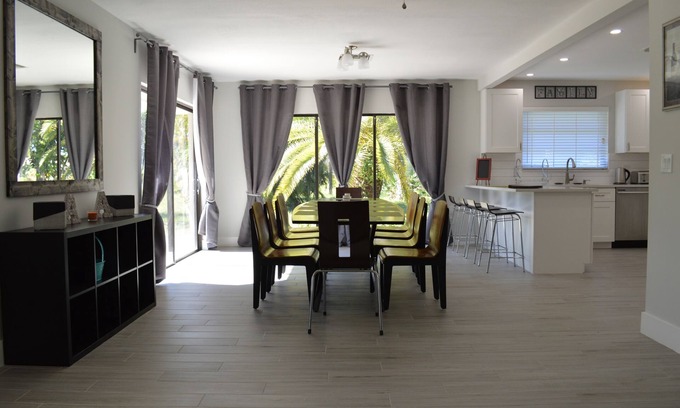 High Point Casa | Renovated Delray Beach Heated Pool House BBQ RV & Boat Parking