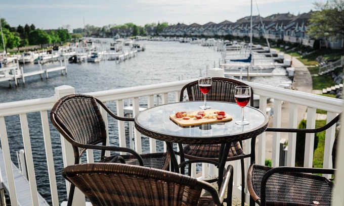 Manistee Condominio | Renovated Dog-Friendly Waterfront Condo