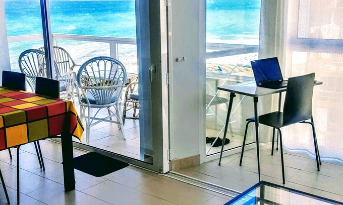 Algarrobo Apartamento | Fantástico apartamento completamente renovado en primera línea de playa. Capacidad 4, piscina