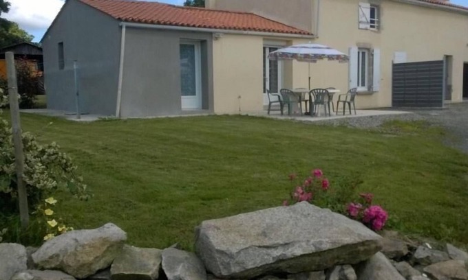 Aubigny-les-Clouzeaux Cabaña | Casa rural renovada con terraza privada, barbacoa y wifi