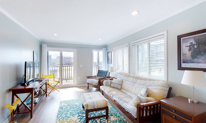 Morehead City Condominio | Renovated First-Floor Oceanside Condo with Courtyard and Pool Views + Free WiFi