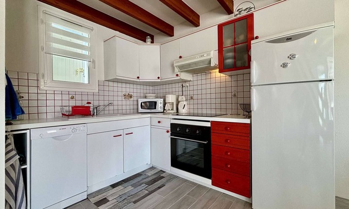Saint-Pierre-d'Oleron Casa | Renovated House Near Beach in Saint-Pierre-d'Oléron – 6 Sleeps, Terrace, Parking