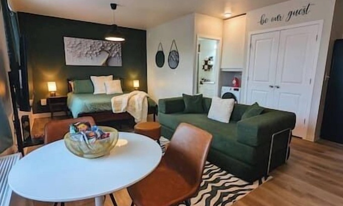New Center Detroit Apartamento | Renovated Gem: Park Free, Fast WiFi, 10m to DT