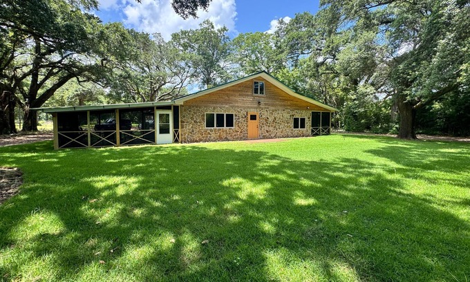 Ono Island Casa | Renovated getaway w/ bonus room, yard games, grill, boat parking & near Pirate’s